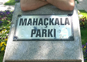 Марк Махачкала в центре Яловы, как оказалось это не спроста - во-первых 80% населения Яловы выходцы с Кавказа, а во-вторых Ялова и Махачкала города побратимы.