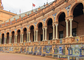 Здание правительства, выстроенное полукругом, имеет несколько специальных ниш, посвященных провинциям Испании. 