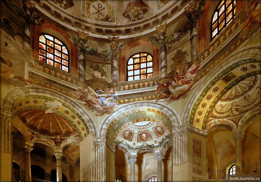 В 1780 году купол ротонды и подкупольные ниши, лишённые при строительстве церкви каких-либо украшений, были расписаны фресками работы болонцев Бароцци и Гандольфи и венецианца Джакопо Гвараны.