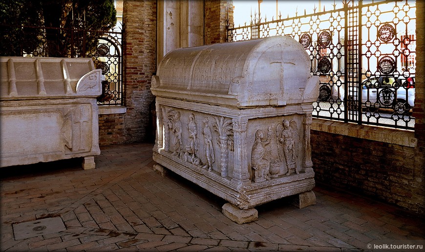 Мраморный сакофаг не известно кого рядом с могилой Данте.