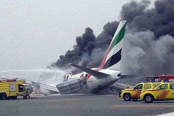 В аэропорту Дубая после посадки загорелся самолет Emirates