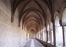 Monasterio de las Huelgas . Особое место в монастырском комплексе занимает просторная крытая галерея, построенная в царствовании Фернанду III Святого, отсюда его имя, Крытая галерея Сан Фернанду.
