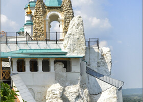Церковь Николая Чудотворца и Часовня Андрея Первозванного на вершине меловой скалы