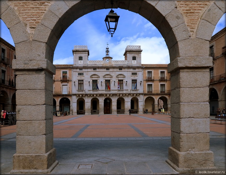 Главная площадь города Plaza del Mercado Chico (малый рынок), здесь располагался старый римский форум, а сейчас находится здании мэрии  и церковь святого Иоанна.