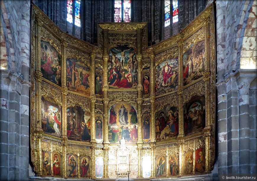 Изображения на главном алтаре выполнены художниками - Педро Берругете , Санта Крусом и Хуаном де Боргонья .