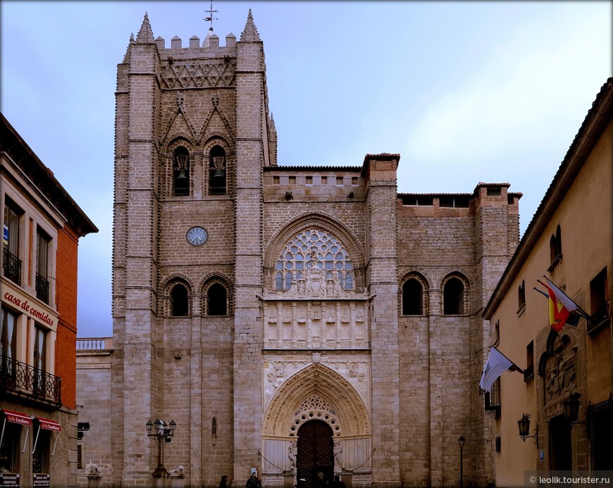 Центральный портал Кафедрального собора Авилы называемый Врата Апостолов.