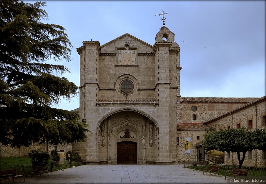 Фасад церкви монастыря св. Фомы отличается большими дверьми, над которыми возведена арка с двумя колоннами по бокам. Таким образом, конструкция формируют латинскую букву «Н» - первую букву в слове Испания (исп. Hispanidad).