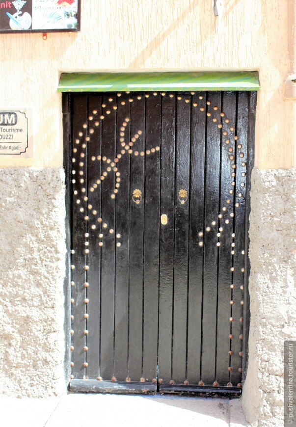 На двери мужской символ бербера, похожий на на повернутую букву ж.