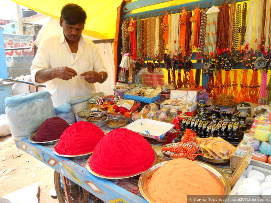 Продавец индийских красок в Хампи