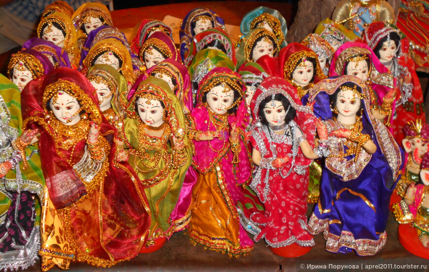 Индийские куклы на ночном рынке