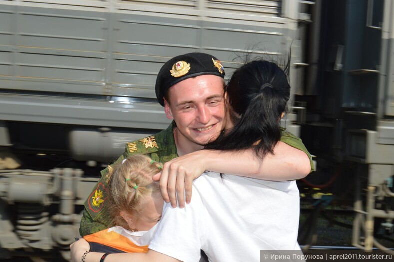 Встреча солдата из армии - большое событие для каждой семьи! На вокзале города Пыть-Яха