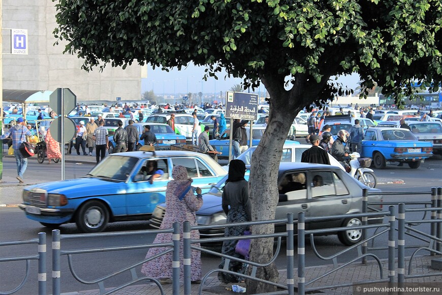 Такси в каждом городе разного цвета. В Инезгане  - голубые.