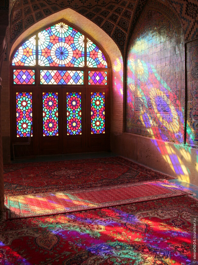 Мечеть Роз или Розовая мечеть (Насир-оль-Мольк) в Ширазе.