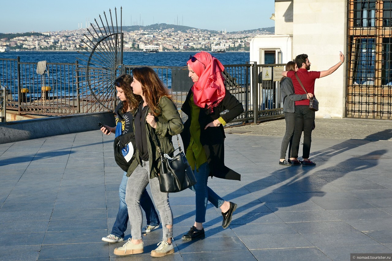 Как одеваются в стамбуле в марте. Гуляем по Стамбулу. Как одеваются женщины в Турции. Стамбул люди. Турция прогулка.