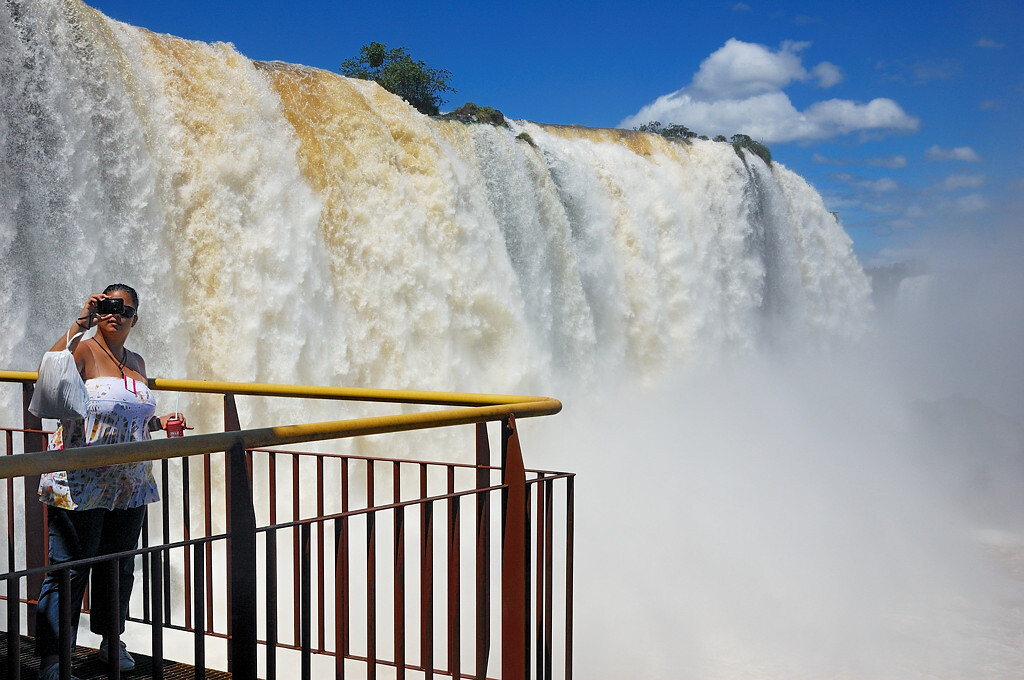 Комплекс водопадов на границе бразилии аргентины. Лунный гонщик водопад Бразилия.