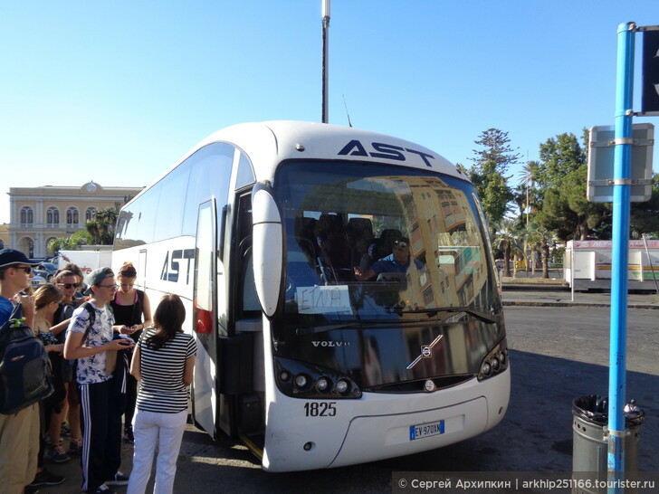 Автовокзал в Катании — стоянки автобусов разных компаний и их кассы