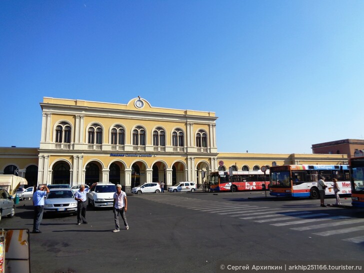 Автовокзал в Катании — стоянки автобусов разных компаний и их кассы