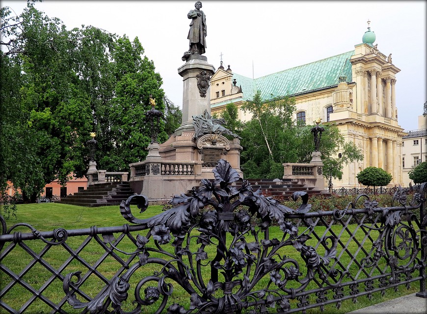 Памятник Мицкевичу рядом с Церковью Успения Пресвятой Девы Марии и Святого Иосифа.