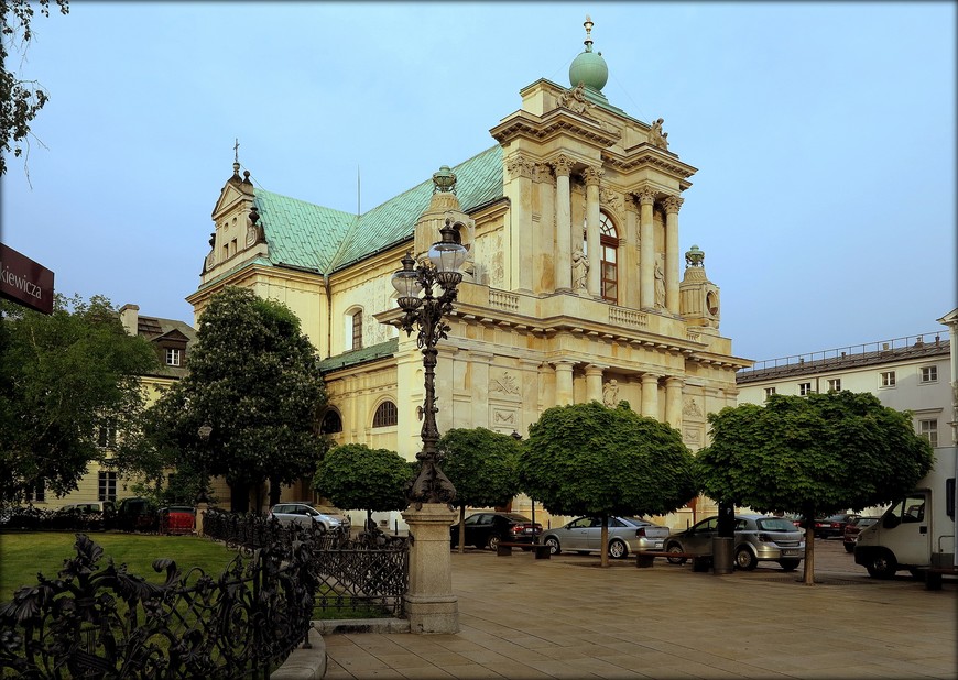 Церковь Успения Пресвятой Девы Марии и Святого Иосифа – римско-католическая церковь в Краковском предместье в Варшаве, которая более известна как костел Кармелитов. Костел является одной из наиболее значимых достопримечательностей Варшавы 13 века, внесен в список объектов Всемирного Наследия ЮНЕСКО.
