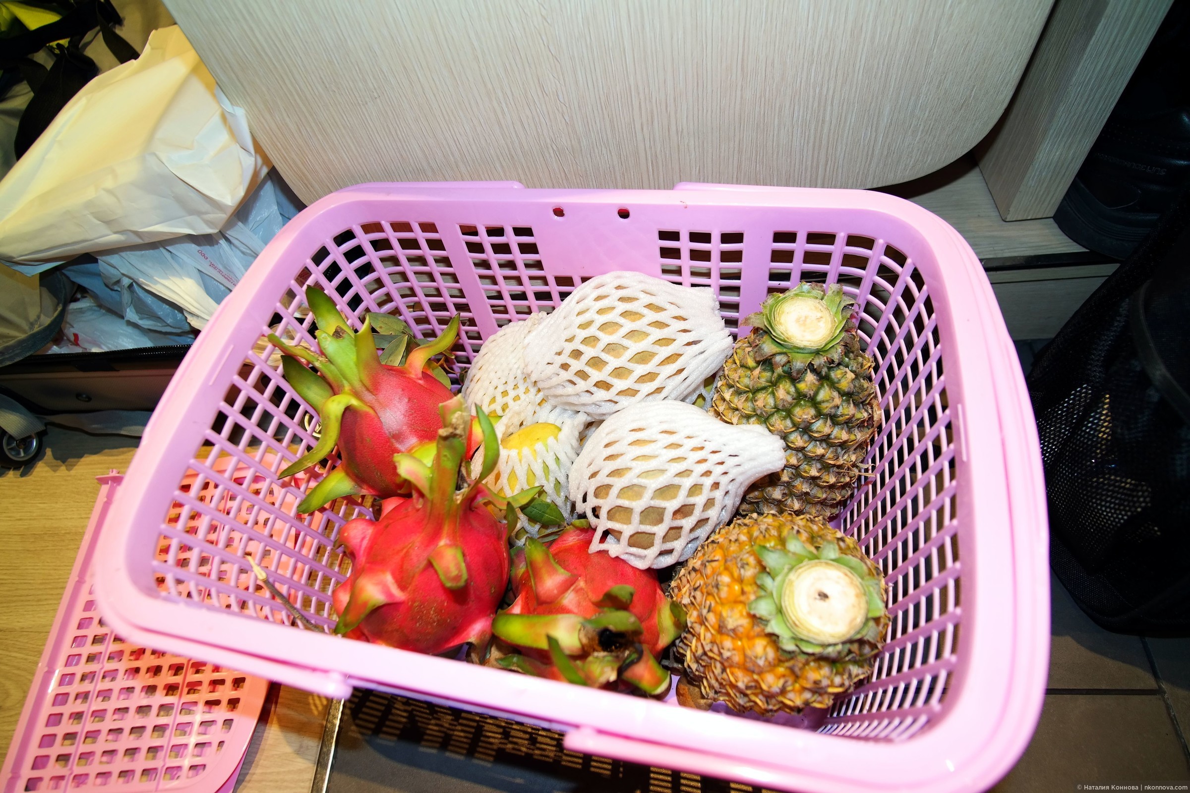 Можно ли из тайланда вывозить фрукты. Корзина тайских фруктов. Корзина для фруктов Тайланд. Корзина для фруктов ручная кладь. Экзотические фрукты Вьетнама.