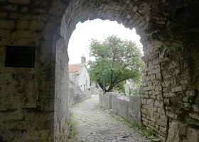 Венецианцы расширили городское пространство. Примерно посередине старого города проходила старая византийская крепостная стена. От нее осталось немного. Это византийские городские ворота уже в черте города.