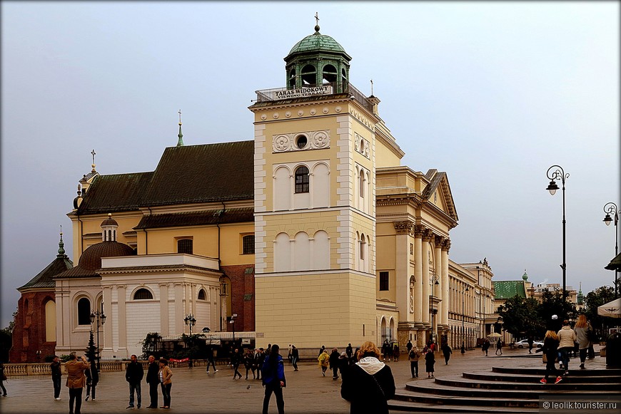Костел Святой Анны – церковь, расположенная в историческом центре Варшавы. Это одна из самых известных церквей Польши с неоклассическим фасадом, входит в число старейших зданий столицы. В настоящее время является главной приходской церковью академического сообщества Варшавы.

В 1454 году герцогиня Анна Мазовецкая (вдова князя Болеслава III) основала костел и монастырь для францисканских монахов. В 1515 году костел сгорел, на его месте была построена новая церковь на средства княгини Анны Радзивилл. Руководил проектом польский архитектор Михал Энкингер.



