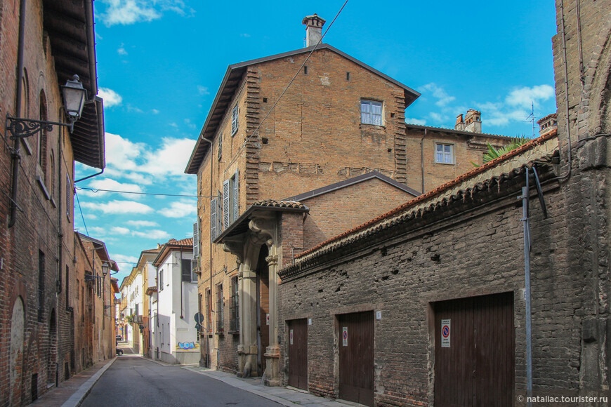 Средневековая улочка, ведущая к Chiesa Di San Sisto.