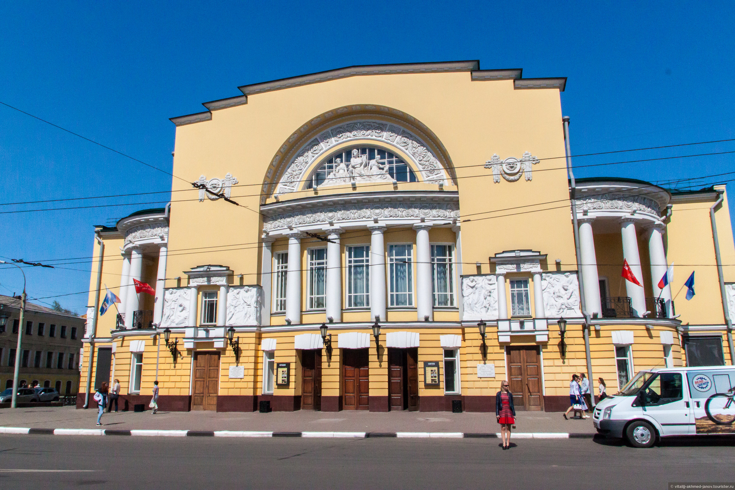 Первый театр был построен. Театр Федора Волкова Ярославль. Памятник Волкова Ярославль. Театр Волкова в Ярославле 1750.
