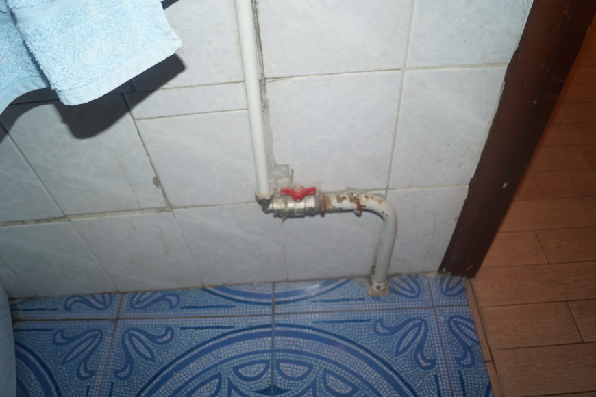 стена у джакузи в ванной комнате на ул.Кириловская д.4