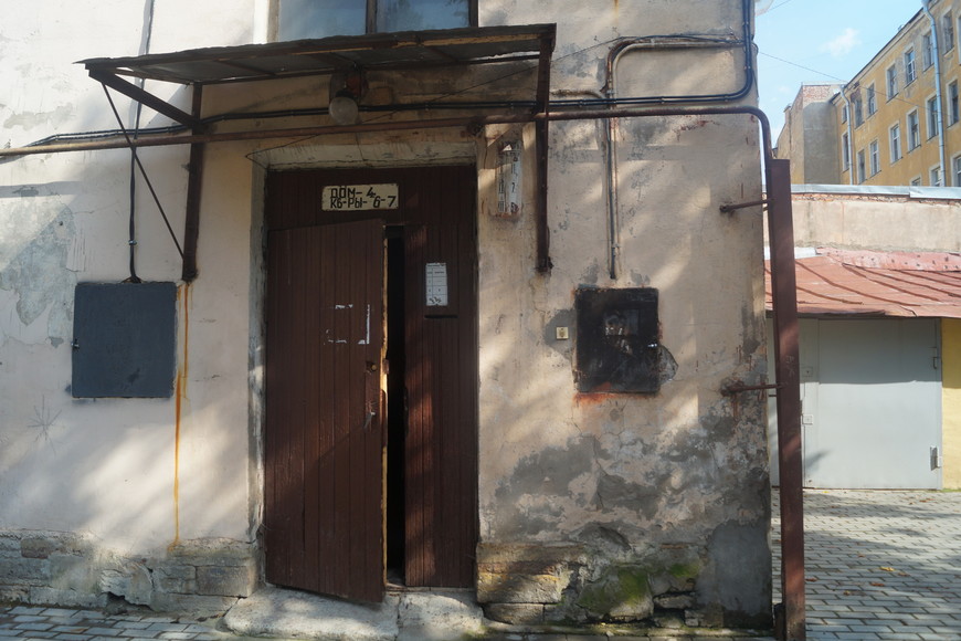 подъезд - вход в уютную квартирку на ул.Кирилловская, д.4 г.Санкт-Петербург