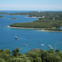 Вдоль побережья Врсара расположены 18 островов, самый известный из которых Коверсада – старейший натуристский курорт в Хорватии. Маленькие островки имеют очаровательные бухты, заливы и высокий уровень сервиса гостиничных комплексов. 