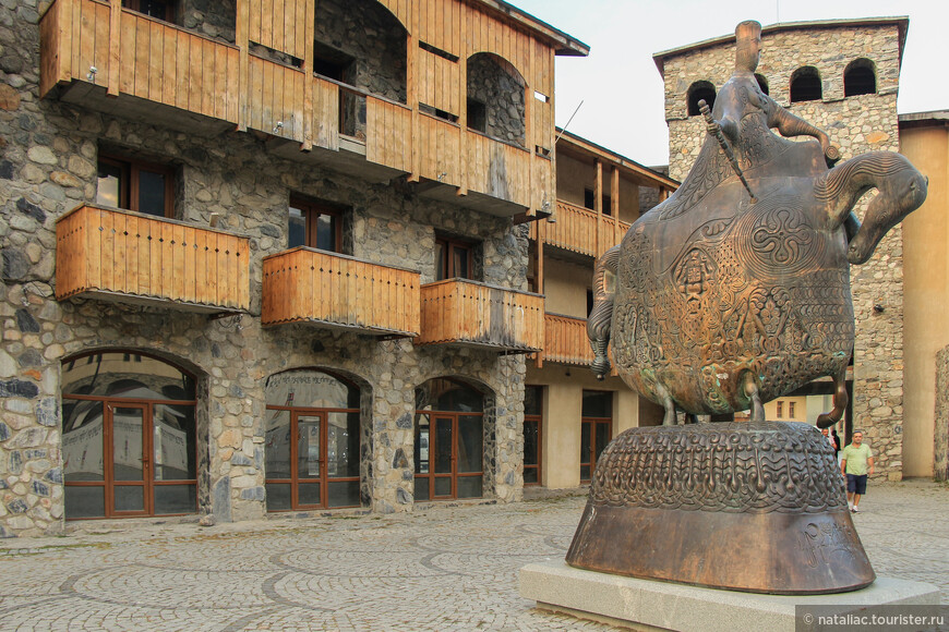 На главной площади города, которую назвали почему-то по-итальянски Пьяцца, стоит фантастической красоты и изящества памятник грузинской царице Тамаре работы скульптора Важи Меликишвили.