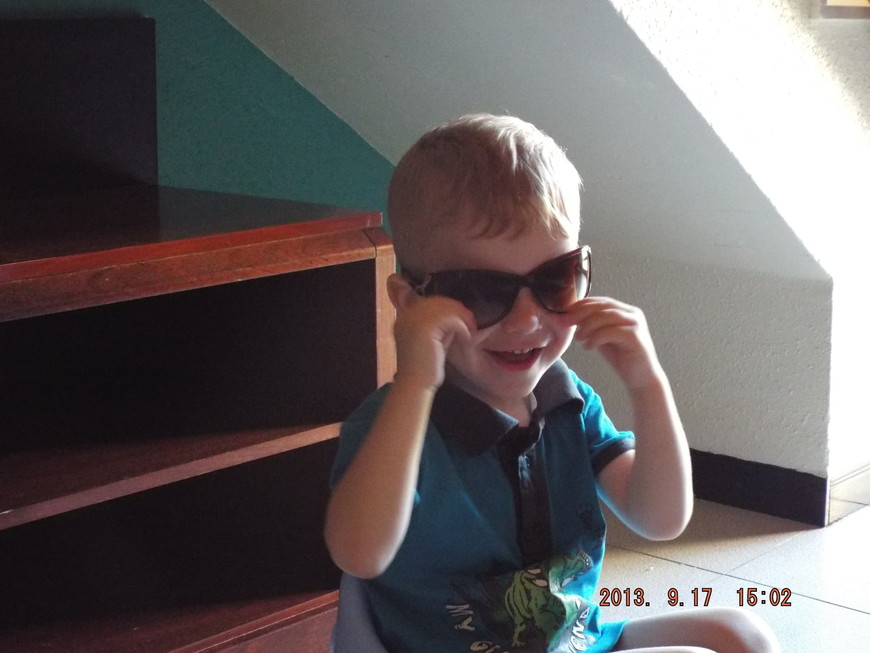 Первый день в нашем номере.Ребенок решил померить солнечные очки,стоит в них идти на пляж или нет.
