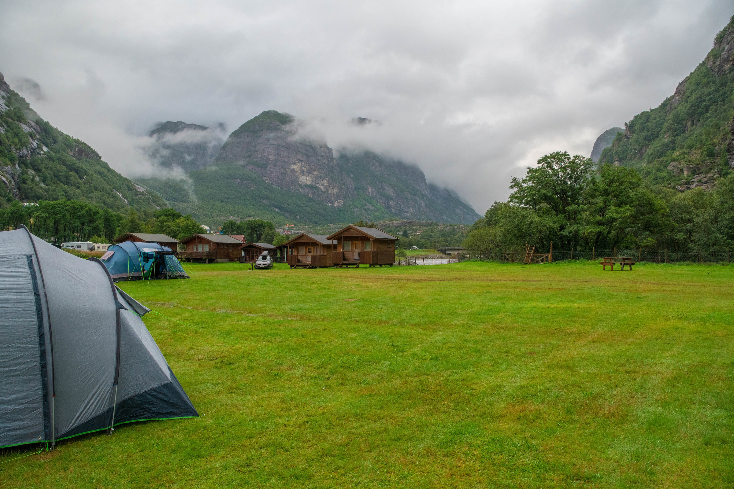 Tourist camp. Кепинг в Норвегии. Лагерь в Норвегии Camp Norway. Автокемпинг Норвегия. Лагерь в горах.