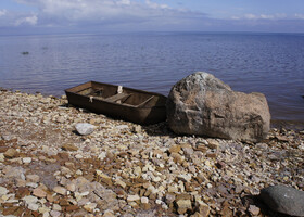 И там и сям встречаются старые разбитые лодки. По всем берегам озера Ильмень расположены рыбацкие деревеньки.