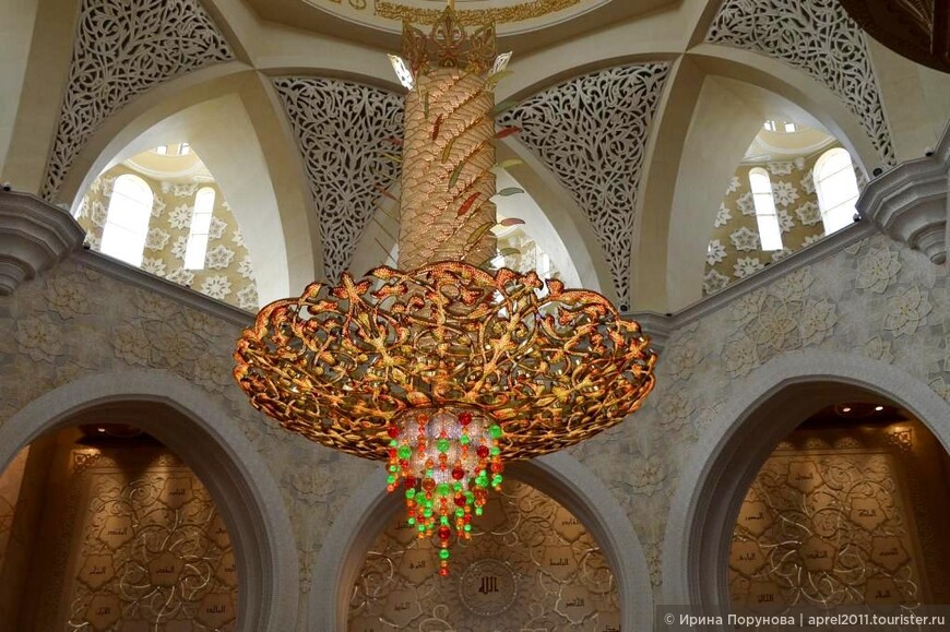 Люстра в мечети шейха Заеда