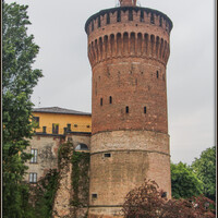 В 1456 году при новом владельце замка  Франческо Сфорца,  работы по укреплению сооружения  продолжались. Была  добавлена круглая в плане башня, возведённая инженером Серафино Гавацци. Она стала одним из символов Лоди, а в 1906 году она  была превращена в резервуар для городского водопровода.
