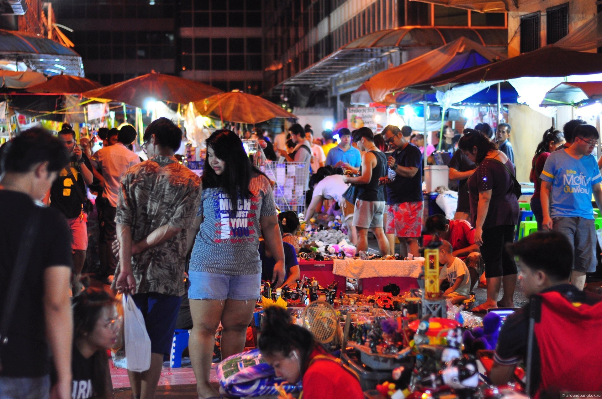 Ночной рынок тепразит. Бангкок ночной рынок. China Town Night Market Бангкок. Ночной рынок Баркхор. Самый большой ночной рынок в Бангкоке.