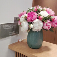 Просто красивые цветы на столе справок в отеле. Люблю пионы.  