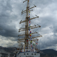 Для участия в регате парусное учебное судно "Надежда" вышло из Владивостока в конце июня под торжественные звуки фанфар! 