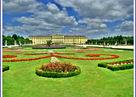 Дворец Шёнбрунн-самое посещаемое место Вены.