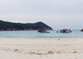 Пляж Teluk Dalam. Недалеко лодки с туристами, которые плавают и кормят морских черепах. Стоит зайти в воду по колено, и можно будет увидеть стайки рыбок, плавающих около берега. Вода прозрачная, дно чистое, песчаное. Шик!