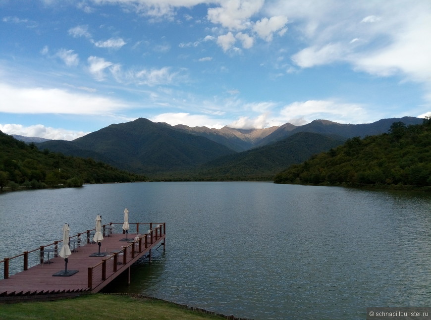 А это место, от корого просто дух захватило - Kvareli Lake Resort. Там закрытая территория с озером, вокруг которого можно кататься на велосипеде, а в самом озере ловить рыбу. Мы заехали туда попить кофе и мечтали остаться на пару дней, т.к. ну очень красиво и умиротворительно. Швейцария прям какая-то.
Второй похожий вариант - это Lapota Lake Resort, но туда нас, к сожалению, на посмотреть не пустили, дабы не беспокоить покой отдыхающих.