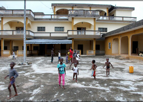 Далее мы поехали посмотреть с улицы на жилой дом короля Абенгуру. Он большой, на фото только фрагмент. С виду просто, но говорят внутри очень богато:)