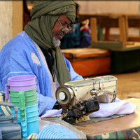 В городе развито производство кожевенных, металлических изделий, налажен кустарный пошив одежды. Место известно выработкой знаменитого мавританского гобелена и тканей ручной работы.