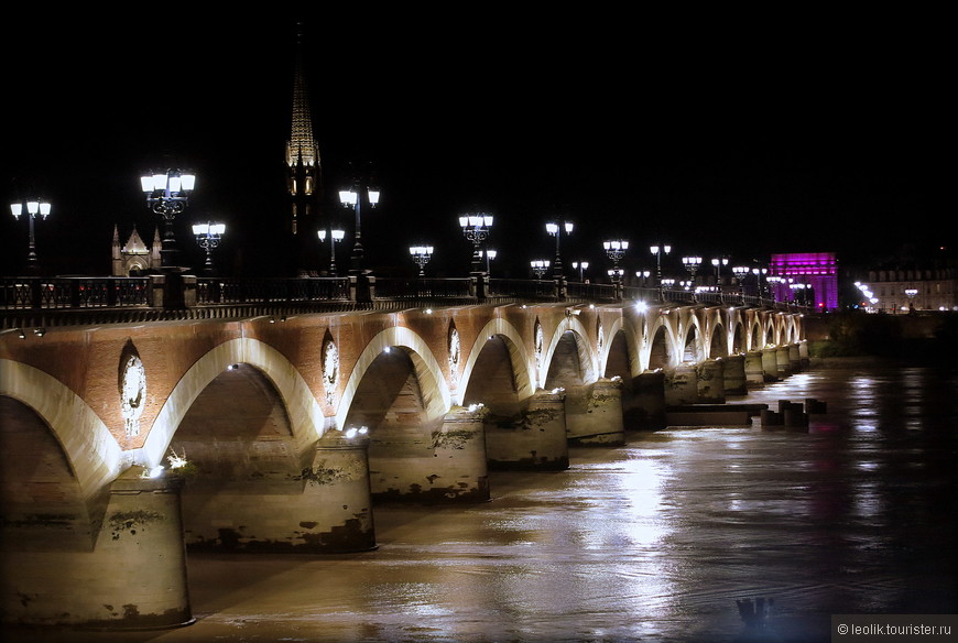 Pont Neuf («новый мост») — по иронии самый старый и самый длинный мост в Бордо.