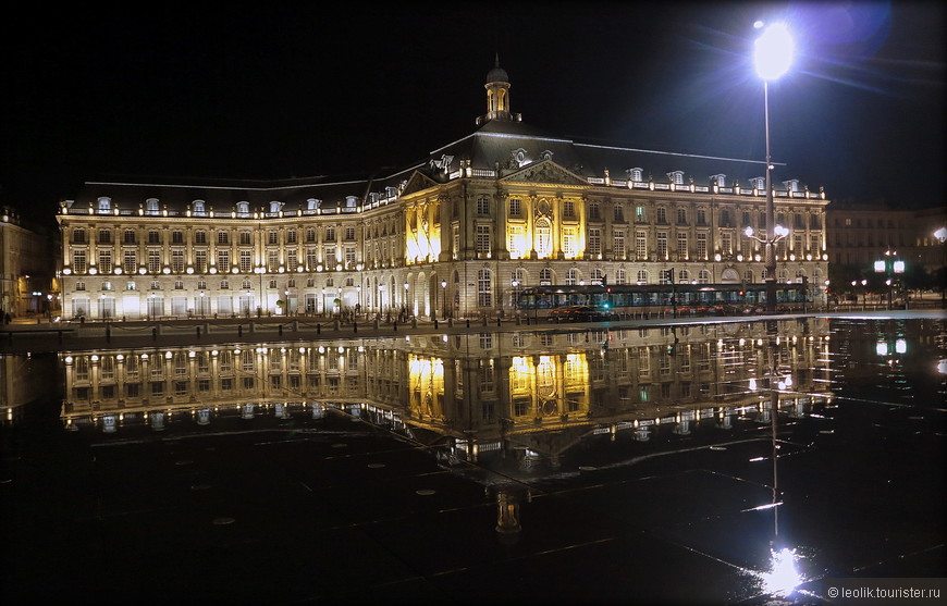 Правое крыло площади Биржи в Бордо.