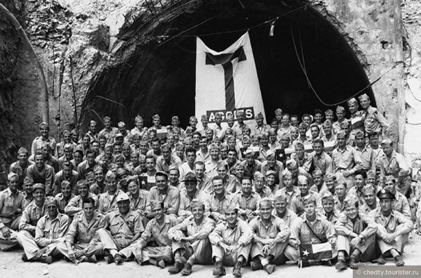 Среди прочих, двенадцать курсантов защищавших в 1942 вход в Тоннель, все кто остался в живых после бойни Коррегидора и японских концентрационных лагерей