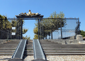 Центральный вход в парк Пейру. Парк посвящен королю солнца Людовику XIV, его статуя украшает центральную площадь парка.