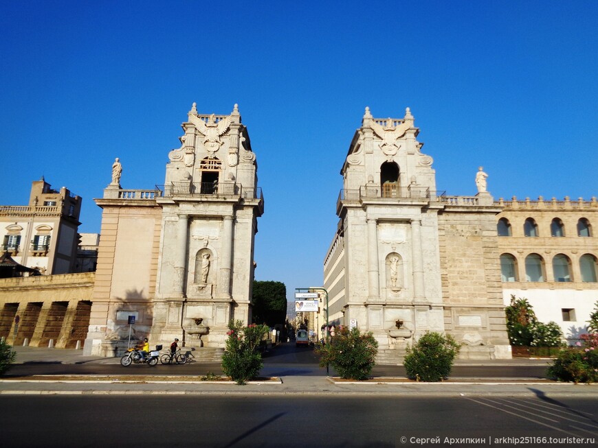 Дворцы (палаццо) и средневековые соборы Палермо в районе Кальса.